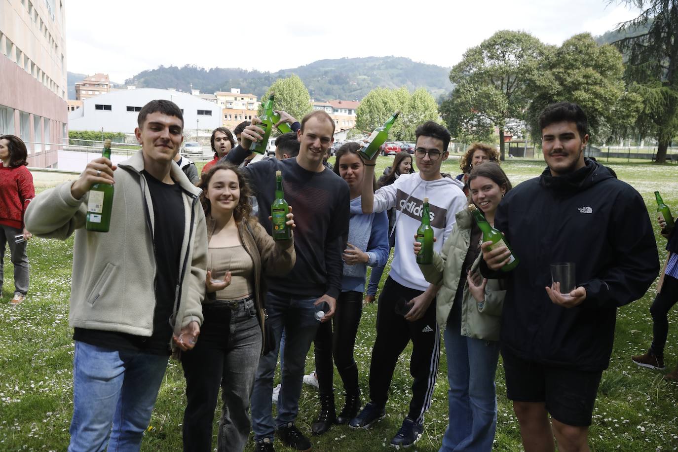La Universidad de Oviedo ha mostrado su apoyo a la candidatura de la cultura sidrera asturiana como como Patrimonio Inmaterial de la Humanidad de la Unesco. Alumnos, docentes y equipo de Gobierno, incluido el rector, han participado en un escanciado masivo celebrado en los distintos campus universitarios. 