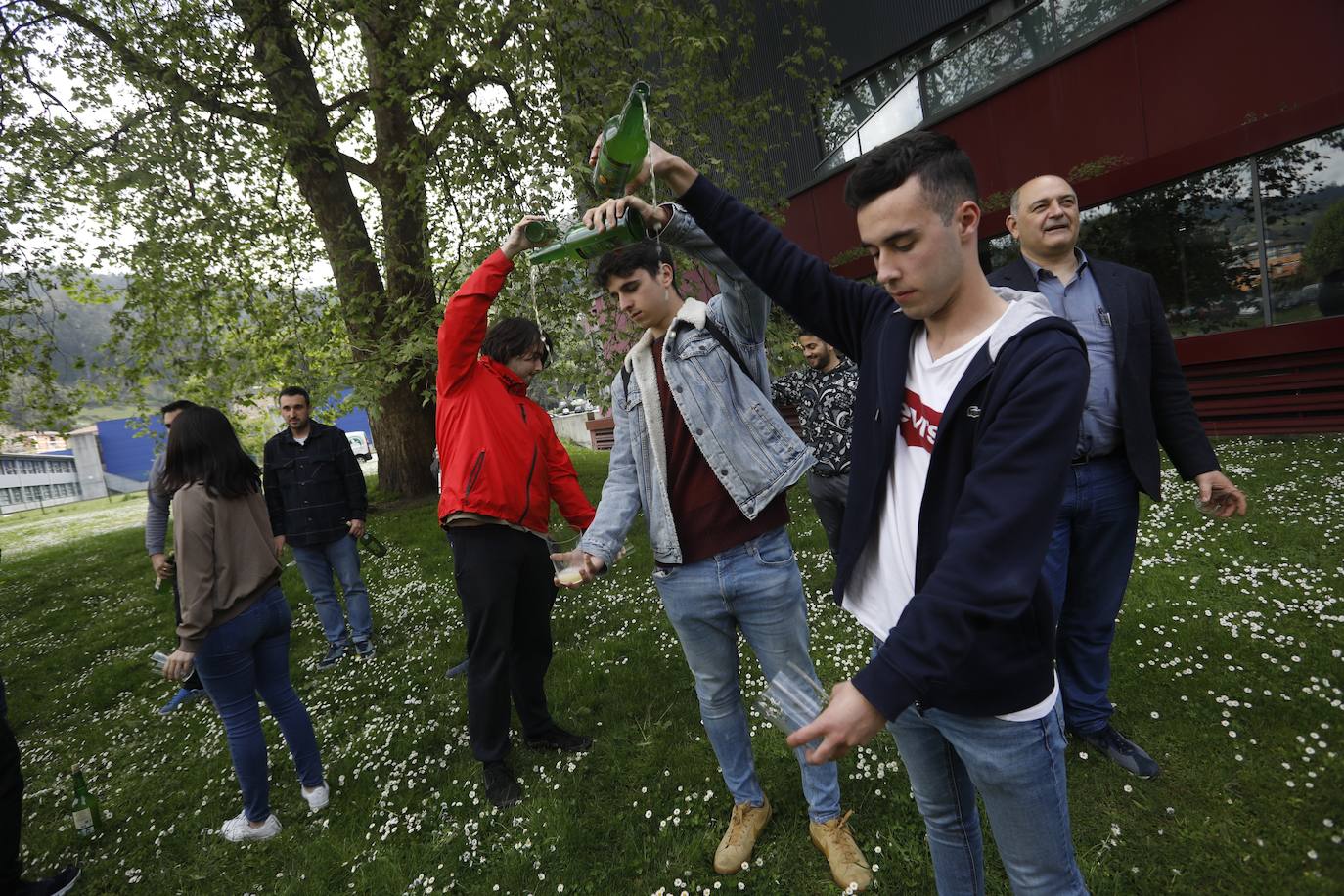 La Universidad de Oviedo ha mostrado su apoyo a la candidatura de la cultura sidrera asturiana como como Patrimonio Inmaterial de la Humanidad de la Unesco. Alumnos, docentes y equipo de Gobierno, incluido el rector, han participado en un escanciado masivo celebrado en los distintos campus universitarios. 