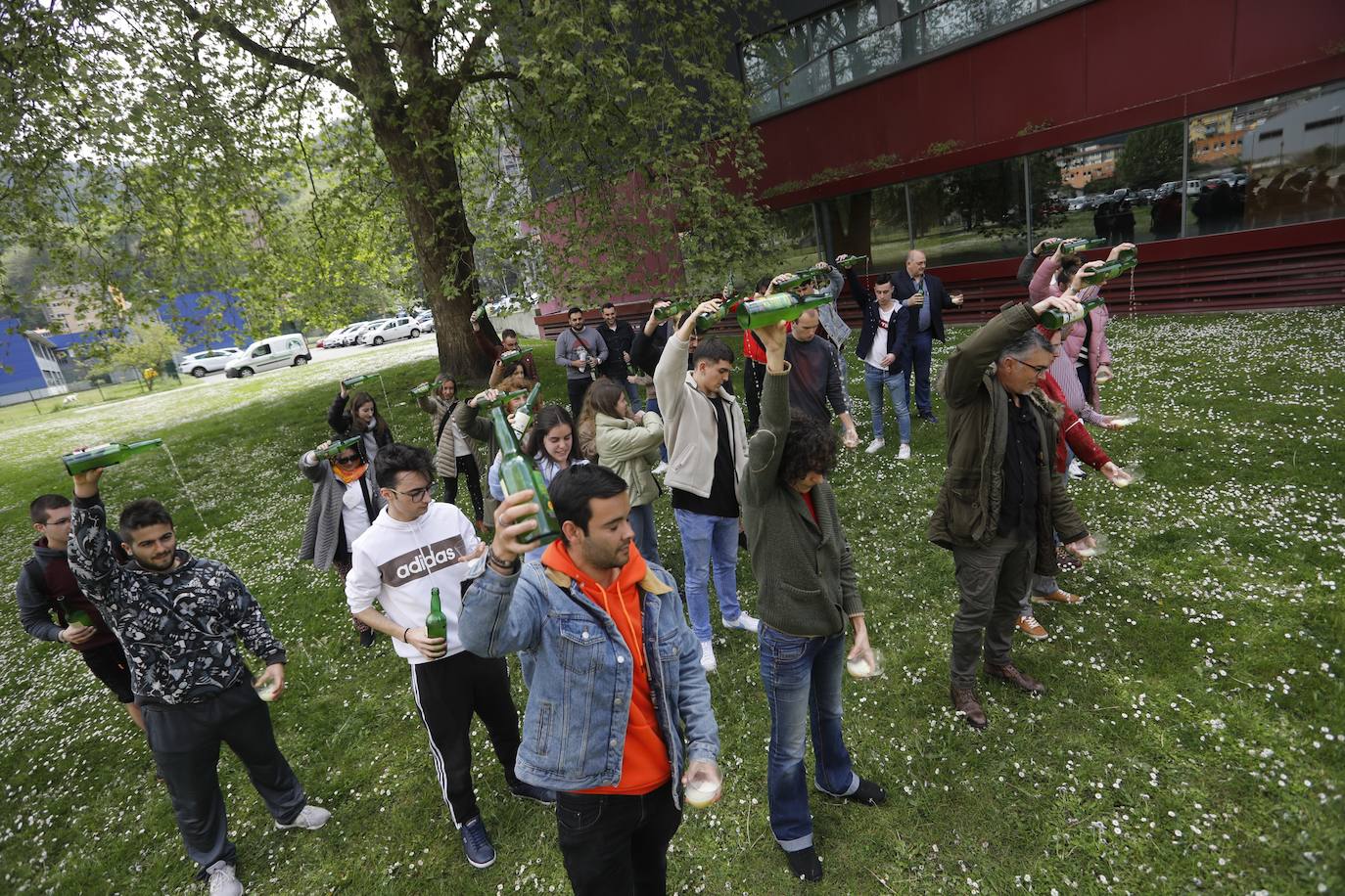 La Universidad de Oviedo ha mostrado su apoyo a la candidatura de la cultura sidrera asturiana como como Patrimonio Inmaterial de la Humanidad de la Unesco. Alumnos, docentes y equipo de Gobierno, incluido el rector, han participado en un escanciado masivo celebrado en los distintos campus universitarios. 