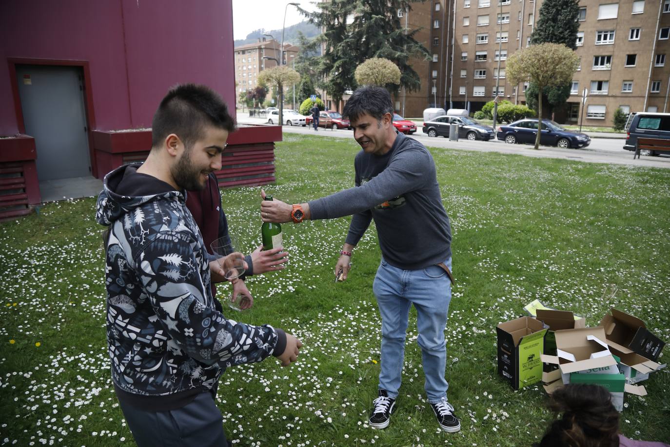La Universidad de Oviedo ha mostrado su apoyo a la candidatura de la cultura sidrera asturiana como como Patrimonio Inmaterial de la Humanidad de la Unesco. Alumnos, docentes y equipo de Gobierno, incluido el rector, han participado en un escanciado masivo celebrado en los distintos campus universitarios. 
