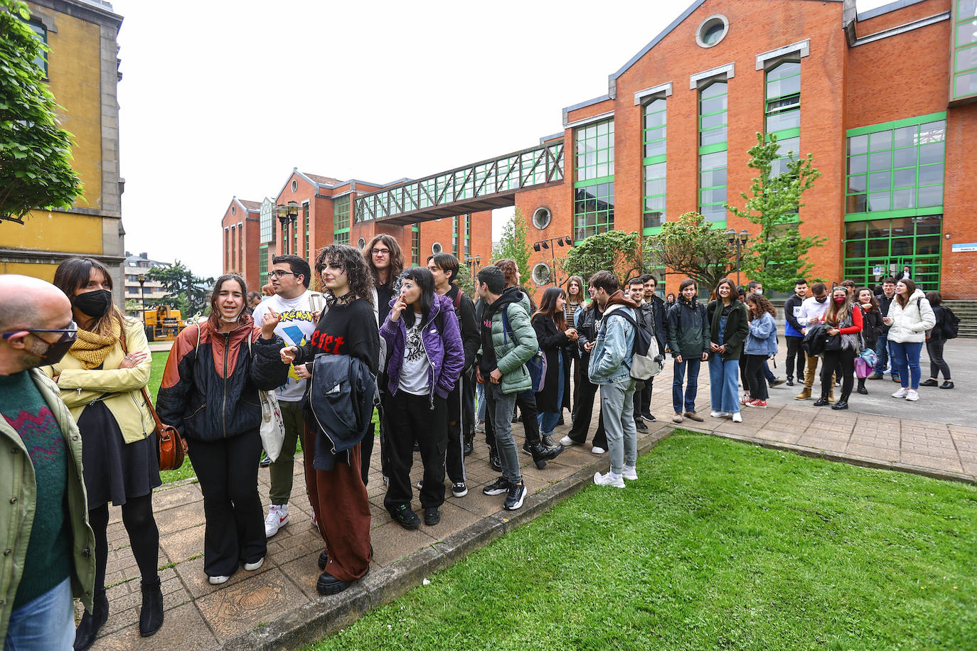 La Universidad de Oviedo ha mostrado su apoyo a la candidatura de la cultura sidrera asturiana como como Patrimonio Inmaterial de la Humanidad de la Unesco. Alumnos, docentes y equipo de Gobierno, incluido el rector, han participado en un escanciado masivo celebrado en los distintos campus universitarios. 