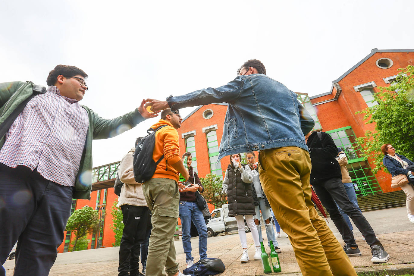 La Universidad de Oviedo ha mostrado su apoyo a la candidatura de la cultura sidrera asturiana como como Patrimonio Inmaterial de la Humanidad de la Unesco. Alumnos, docentes y equipo de Gobierno, incluido el rector, han participado en un escanciado masivo celebrado en los distintos campus universitarios. 