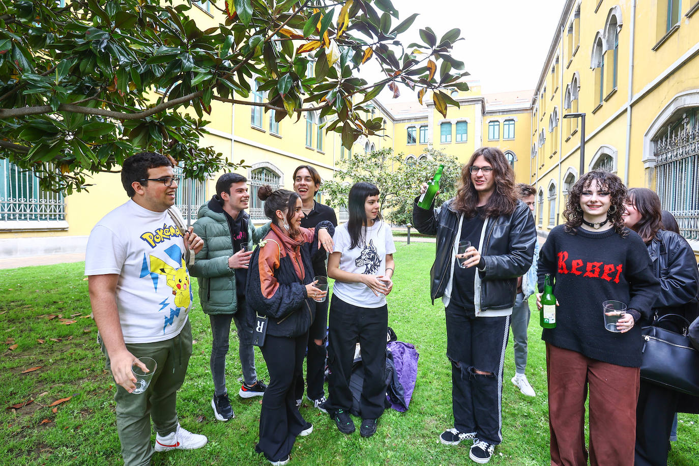 La Universidad de Oviedo ha mostrado su apoyo a la candidatura de la cultura sidrera asturiana como como Patrimonio Inmaterial de la Humanidad de la Unesco. Alumnos, docentes y equipo de Gobierno, incluido el rector, han participado en un escanciado masivo celebrado en los distintos campus universitarios. 