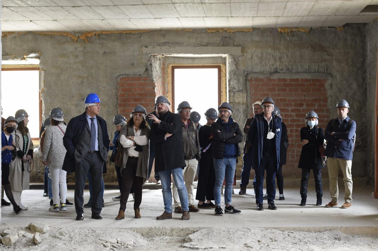 Miguel Barrero explicó a representantes de los grupos municipales el estado actual de las obras de Tabacalera. 