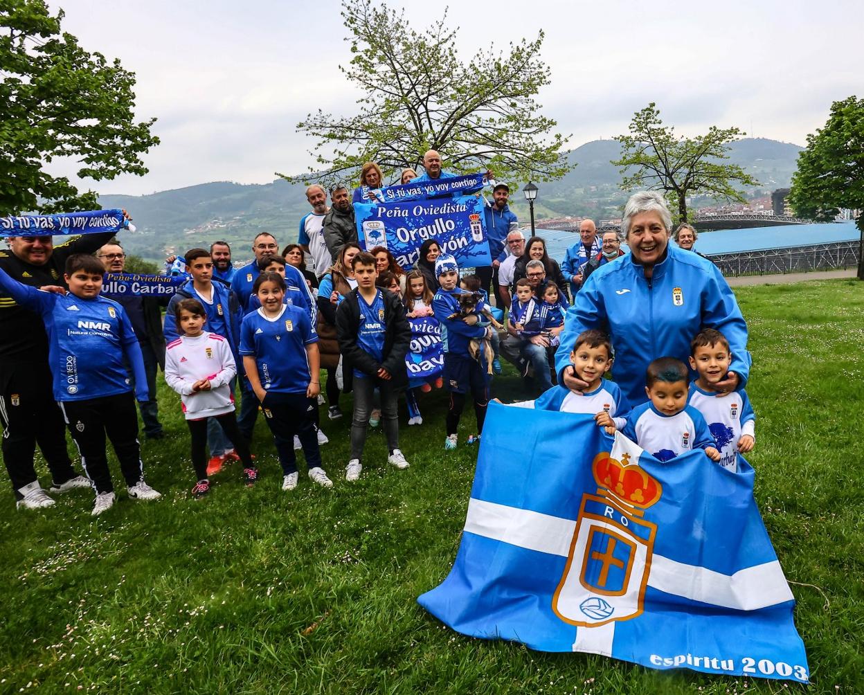Las diferentes generaciones de la Peña Orgullo Carbayón, con el Carlos Tartiere al fondo.
