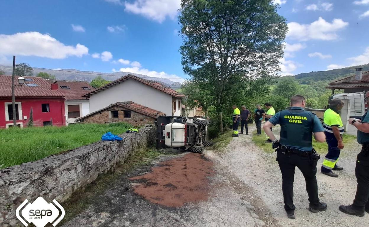 Dúmper volcado en Inguanzo, Cabrales. 