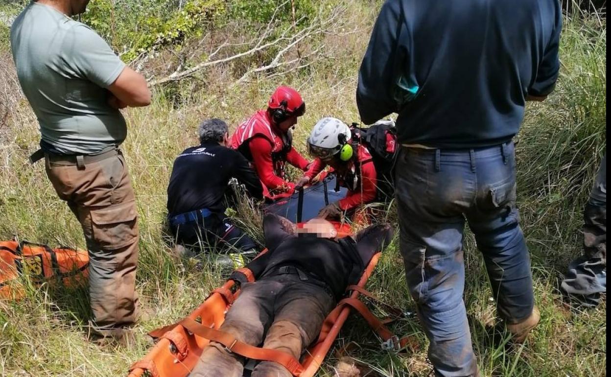 Rescate del hombre herido en un monte cercado al campng de la playa del Arenal de Morís, en Caravia. 