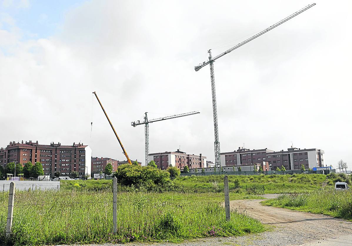 Las parcelas de Nuevo Gijón donde se instalará el futuro hospital. paloma ucha