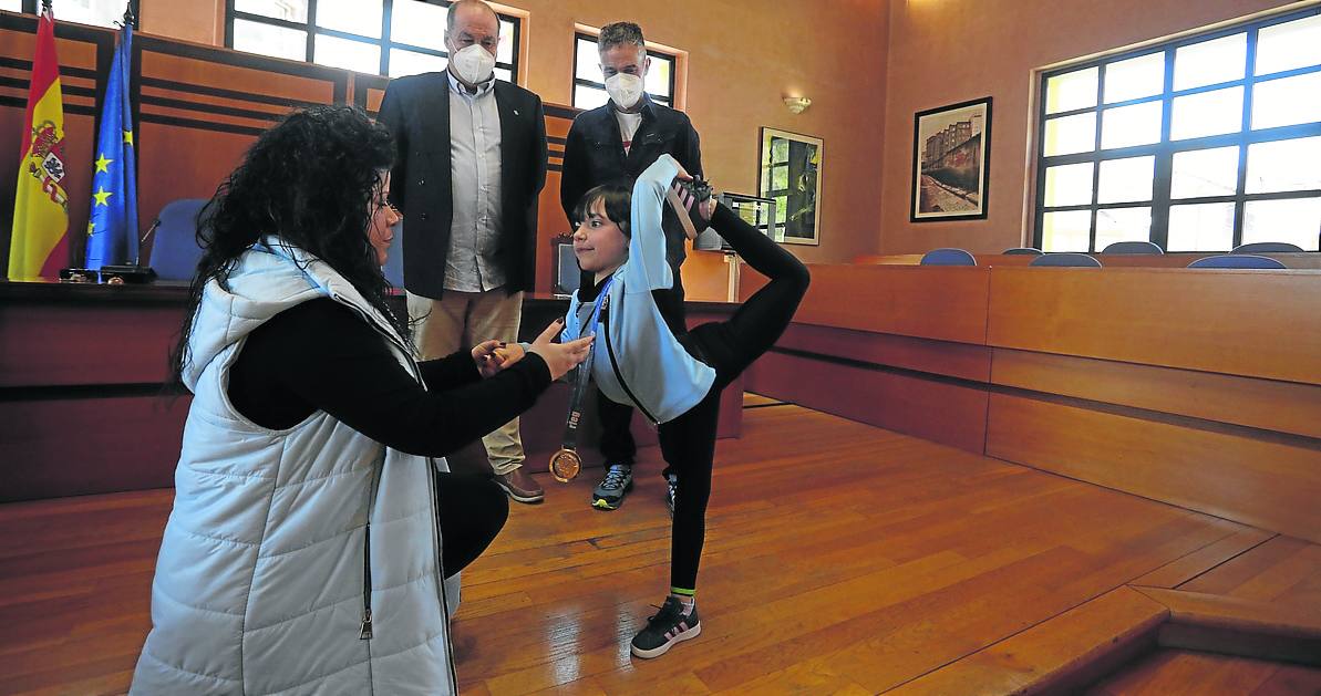 Enma Fernández hace un ejercicio en presencia del alcalde de San Martín y el edil de Deportes.