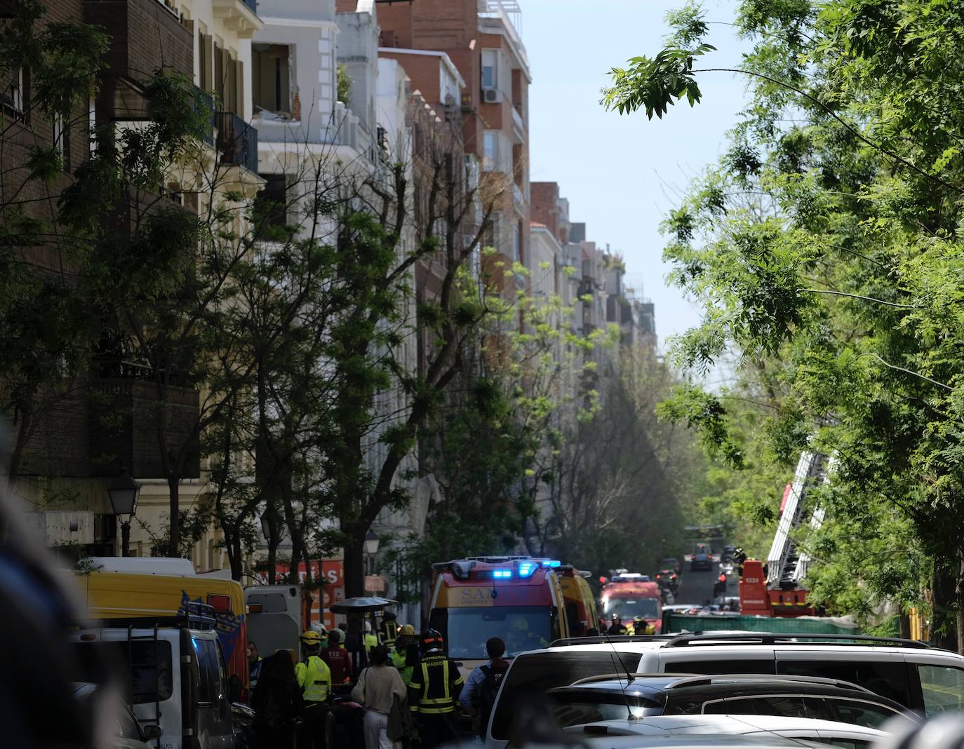 Los servicios de emergencias y el edificio siniestrado.