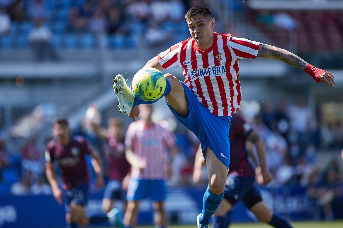 El equipo rojiblanco rescata un punto en el 'debut' de Abelardo, pero se queda a dos puntos de la promoción, tras la victoria de la Real B en Fuenlabrada