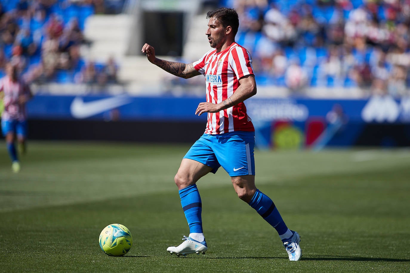 El equipo rojiblanco rescata un punto en el 'debut' de Abelardo, pero se queda a dos puntos de la promoción, tras la victoria de la Real B en Fuenlabrada