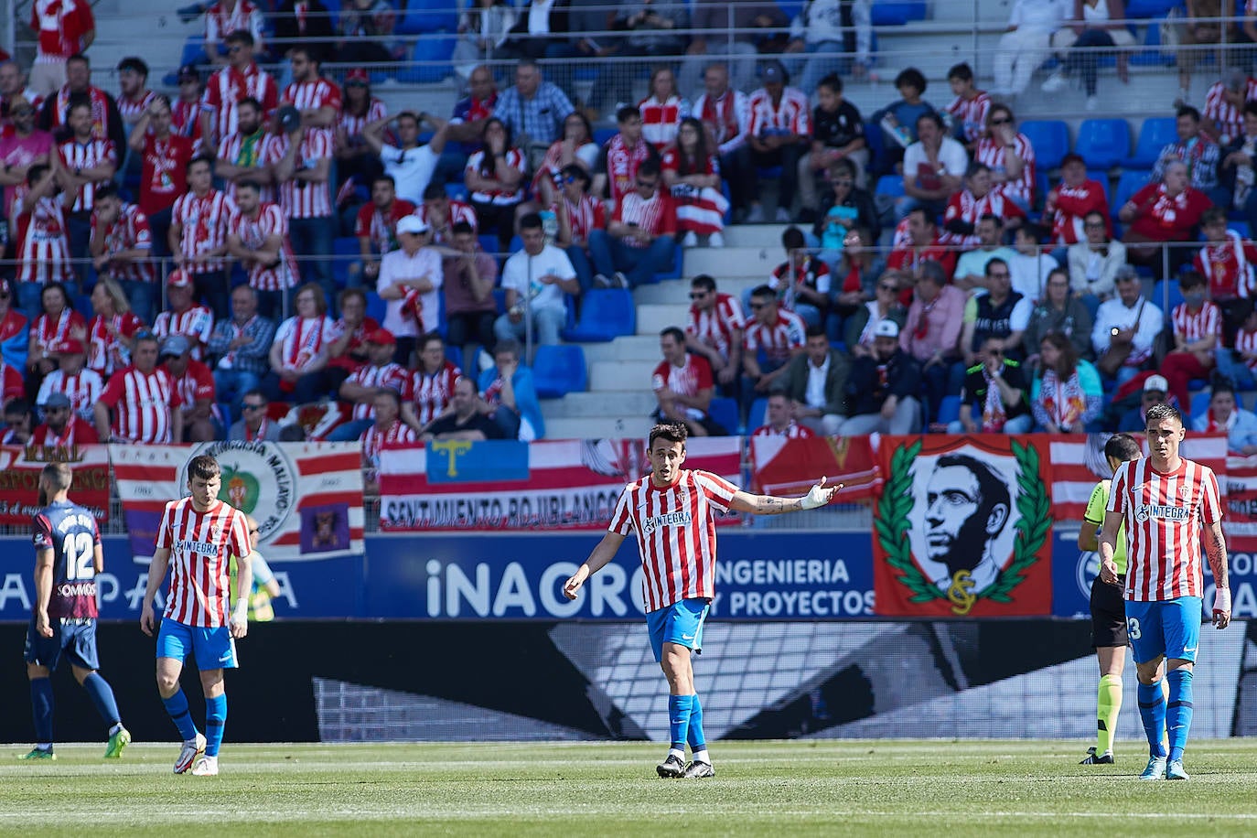 El equipo rojiblanco rescata un punto en el 'debut' de Abelardo, pero se queda a dos puntos de la promoción, tras la victoria de la Real B en Fuenlabrada