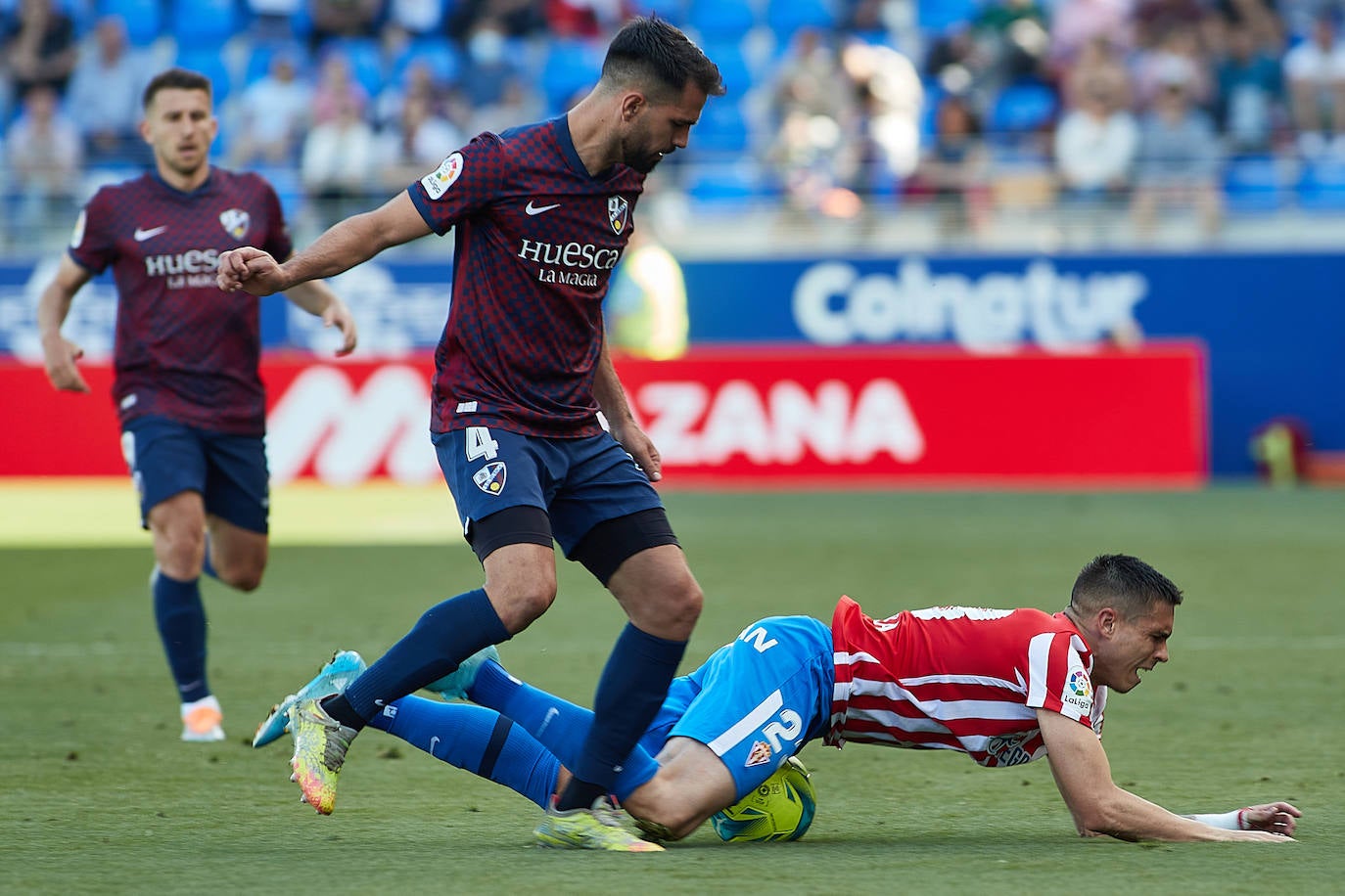 El equipo rojiblanco rescata un punto en el 'debut' de Abelardo, pero se queda a dos puntos de la promoción, tras la victoria de la Real B en Fuenlabrada