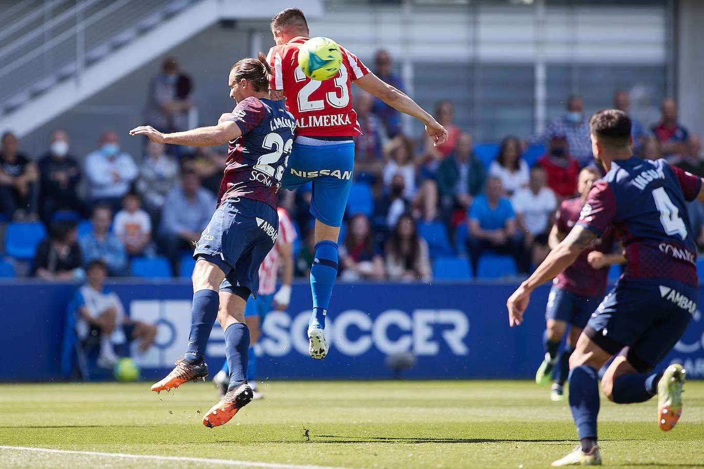 El equipo rojiblanco rescata un punto en el 'debut' de Abelardo, pero se queda a dos puntos de la promoción, tras la victoria de la Real B en Fuenlabrada