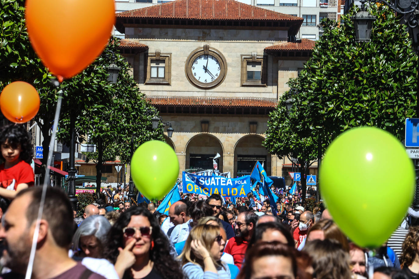 Más de dos mil personas claman por la oficialidad en Oviedo. Los partidos políticos presentes se dividieron entre aquellos que creen que habrá que esperar a la próxima legislatura y los que defienden que aún se está a tiempo