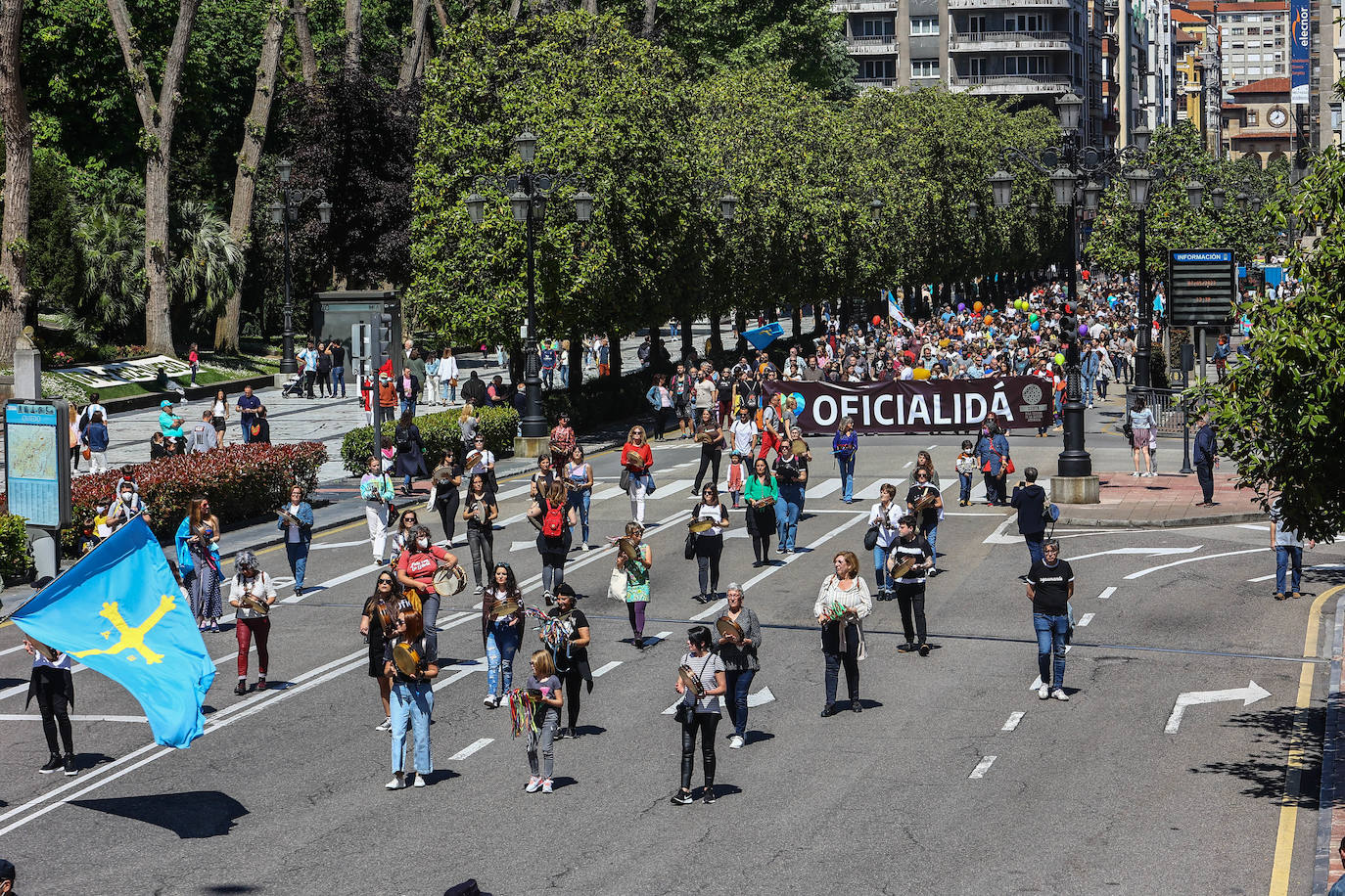 Más de dos mil personas claman por la oficialidad en Oviedo. Los partidos políticos presentes se dividieron entre aquellos que creen que habrá que esperar a la próxima legislatura y los que defienden que aún se está a tiempo