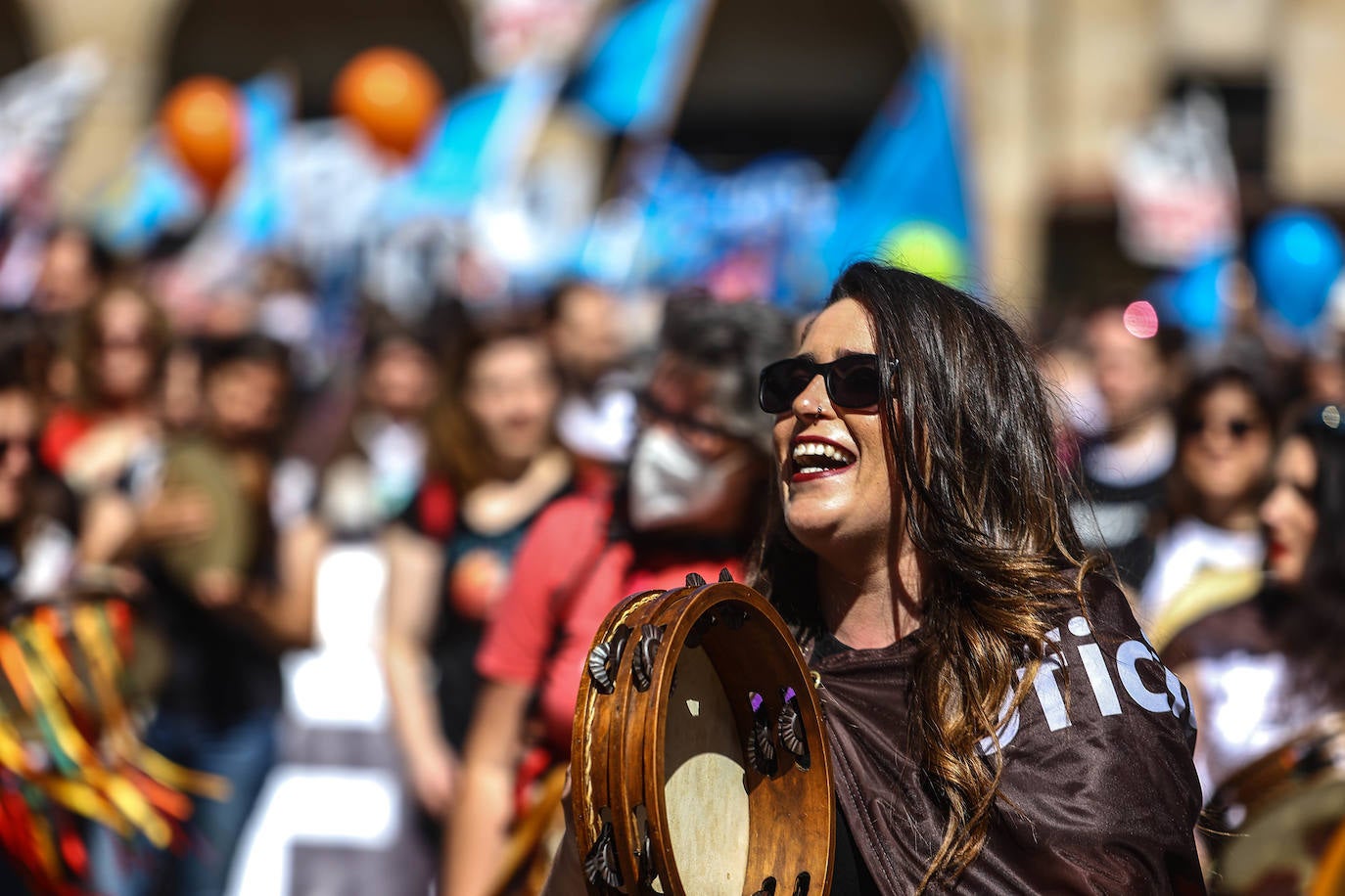 Más de dos mil personas claman por la oficialidad en Oviedo. Los partidos políticos presentes se dividieron entre aquellos que creen que habrá que esperar a la próxima legislatura y los que defienden que aún se está a tiempo