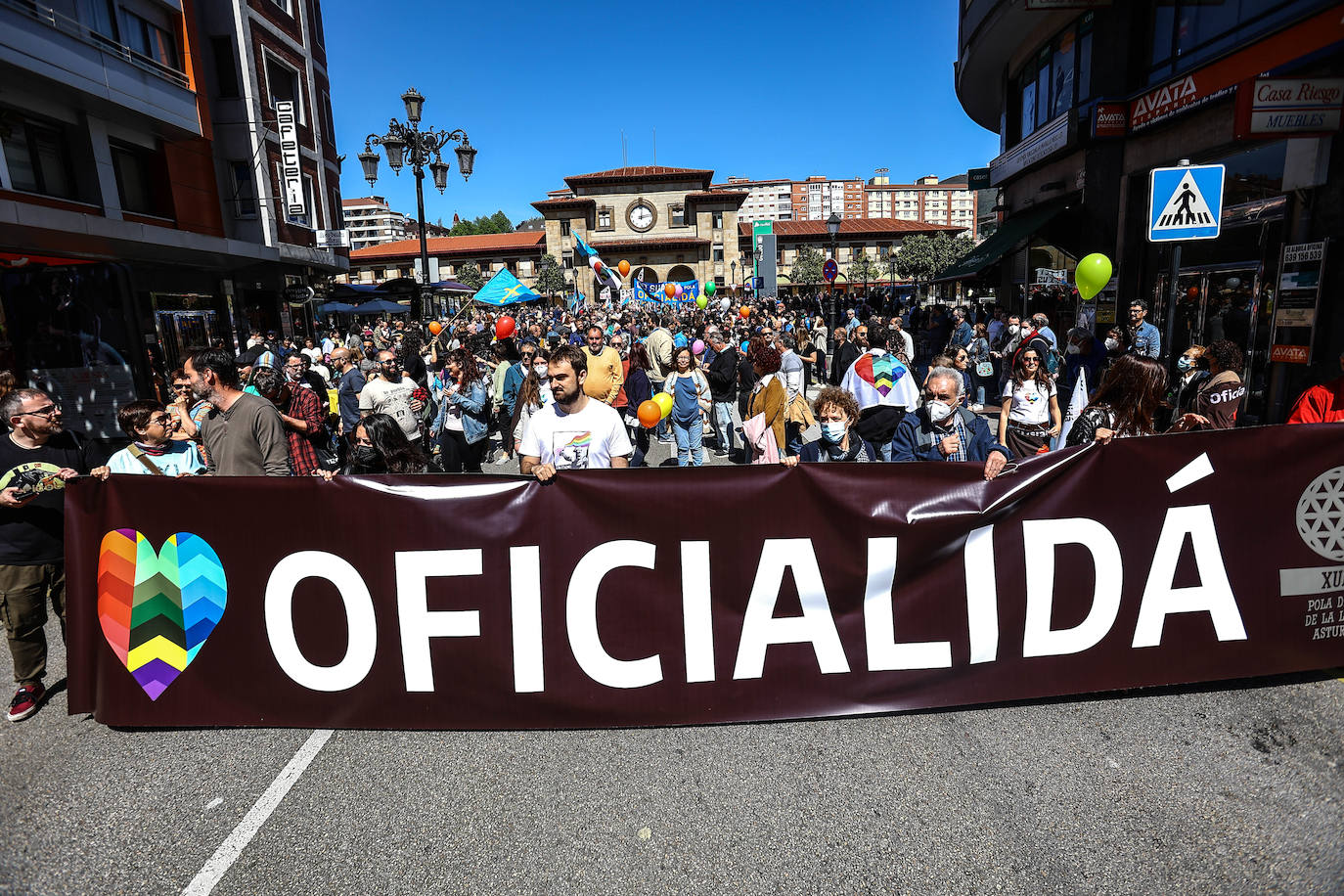 Más de dos mil personas claman por la oficialidad en Oviedo. Los partidos políticos presentes se dividieron entre aquellos que creen que habrá que esperar a la próxima legislatura y los que defienden que aún se está a tiempo