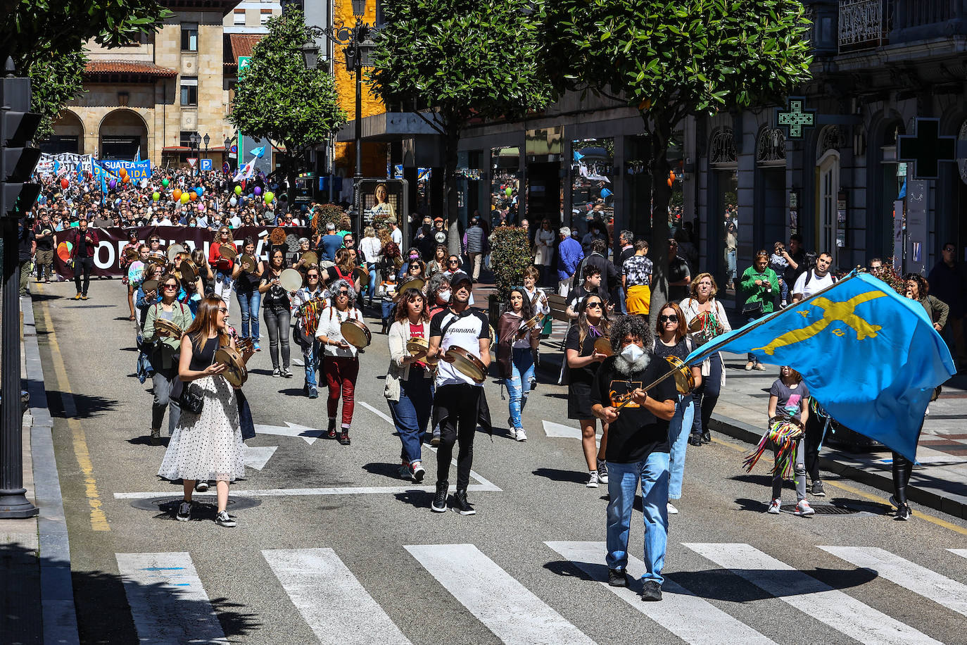 Más de dos mil personas claman por la oficialidad en Oviedo. Los partidos políticos presentes se dividieron entre aquellos que creen que habrá que esperar a la próxima legislatura y los que defienden que aún se está a tiempo