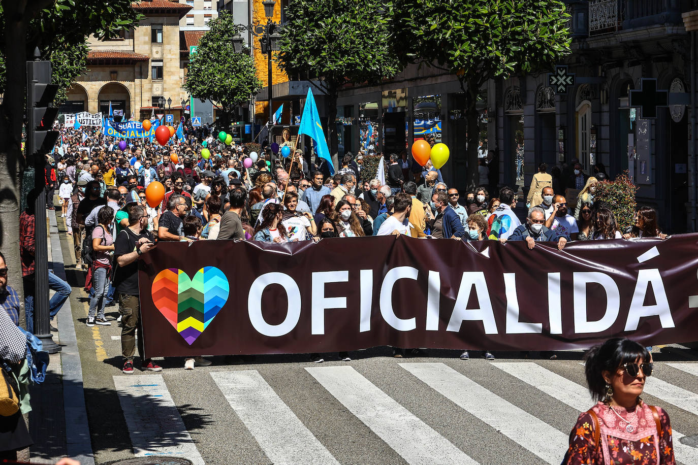 Más de dos mil personas claman por la oficialidad en Oviedo. Los partidos políticos presentes se dividieron entre aquellos que creen que habrá que esperar a la próxima legislatura y los que defienden que aún se está a tiempo