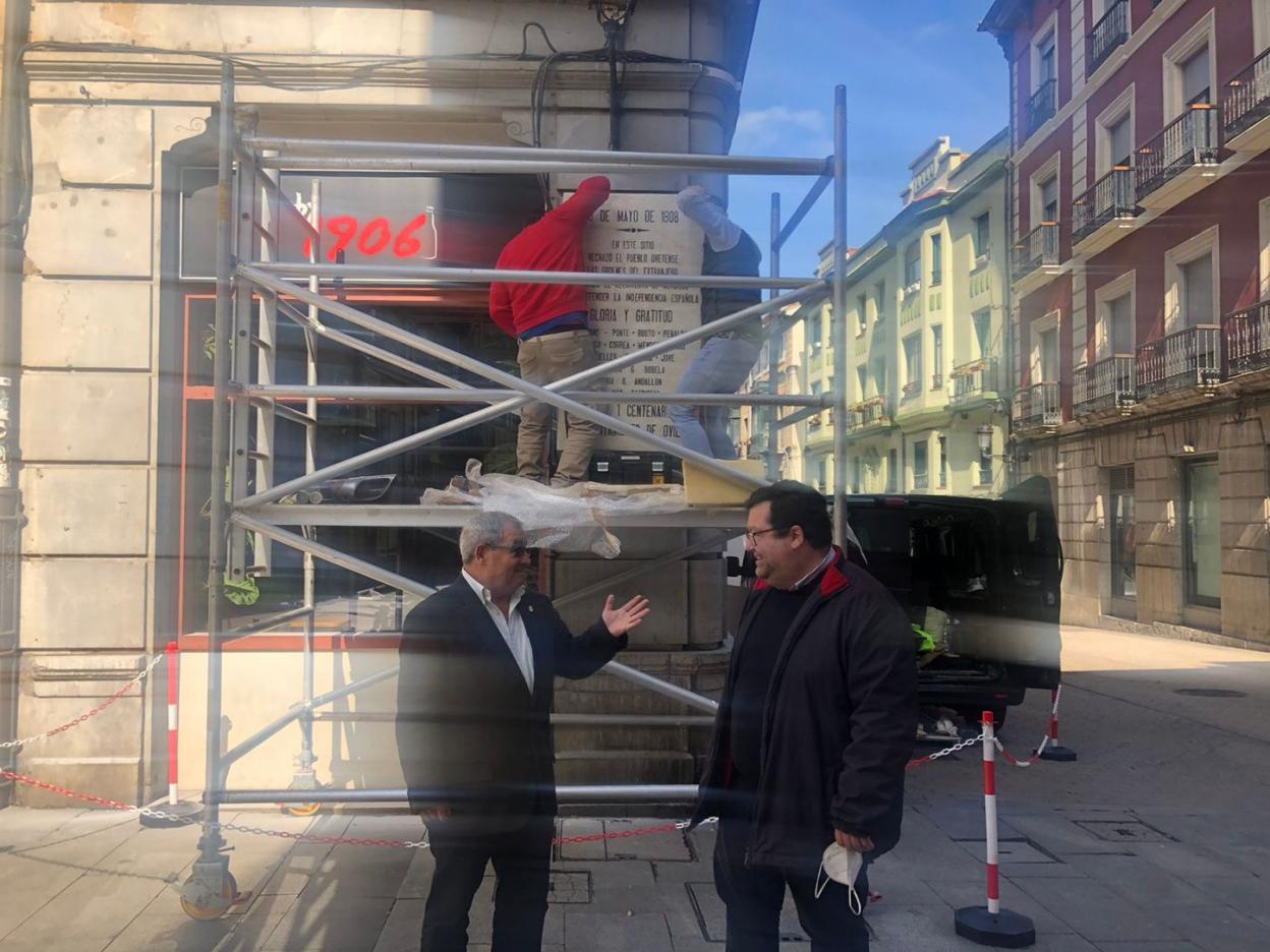 El concejal Alfonso Pereira junto a Luis Pacho durante la instalación de la placa. 