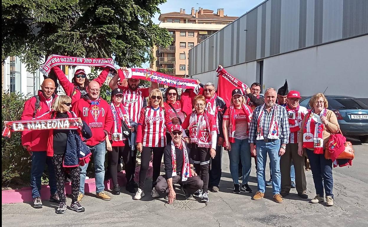 Aficionados del Sporting que ya se encuentran en Huesca. 