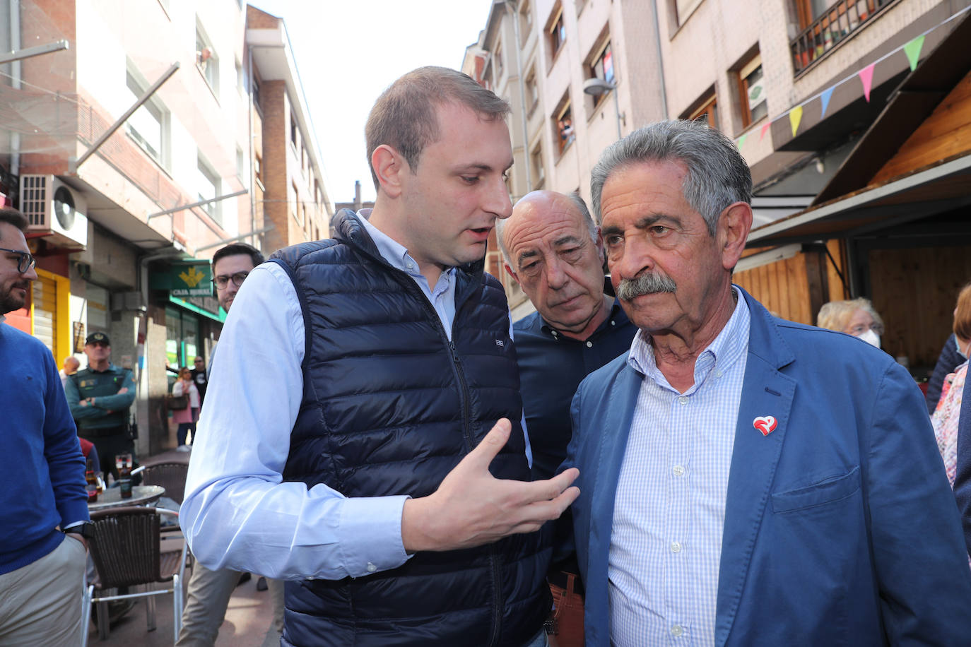 El presidente asturiano ejerce de anfitrión de su homólogo cántabro, quien avanza que una Denominación de Origen de la anchoa del Cantábrico «está próxima».