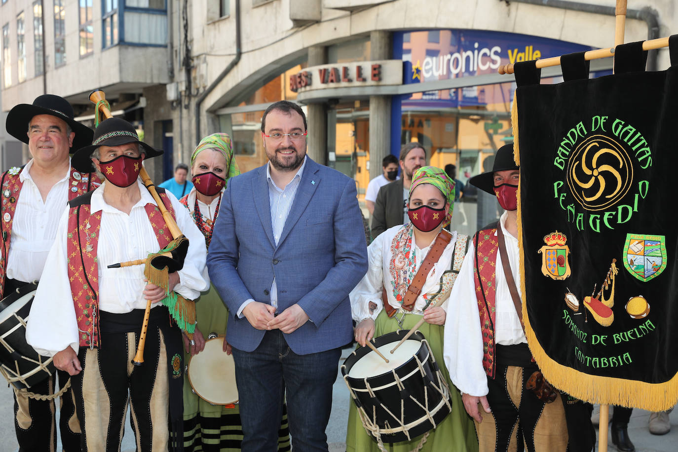 El presidente asturiano ejerce de anfitrión de su homólogo cántabro, quien avanza que una Denominación de Origen de la anchoa del Cantábrico «está próxima».