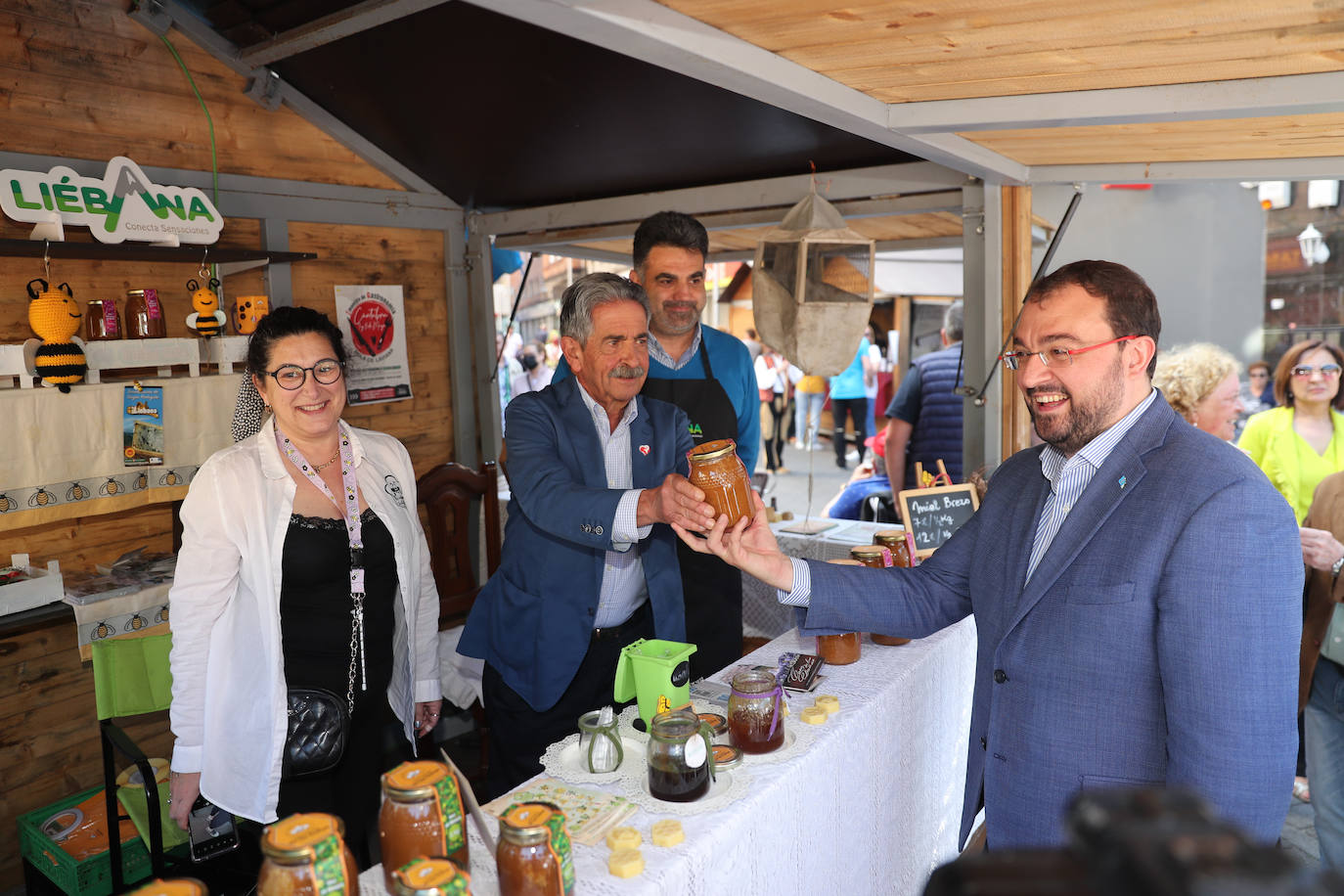 El presidente asturiano ejerce de anfitrión de su homólogo cántabro, quien avanza que una Denominación de Origen de la anchoa del Cantábrico «está próxima».