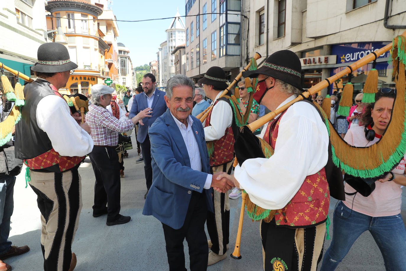 El presidente asturiano ejerce de anfitrión de su homólogo cántabro, quien avanza que una Denominación de Origen de la anchoa del Cantábrico «está próxima».