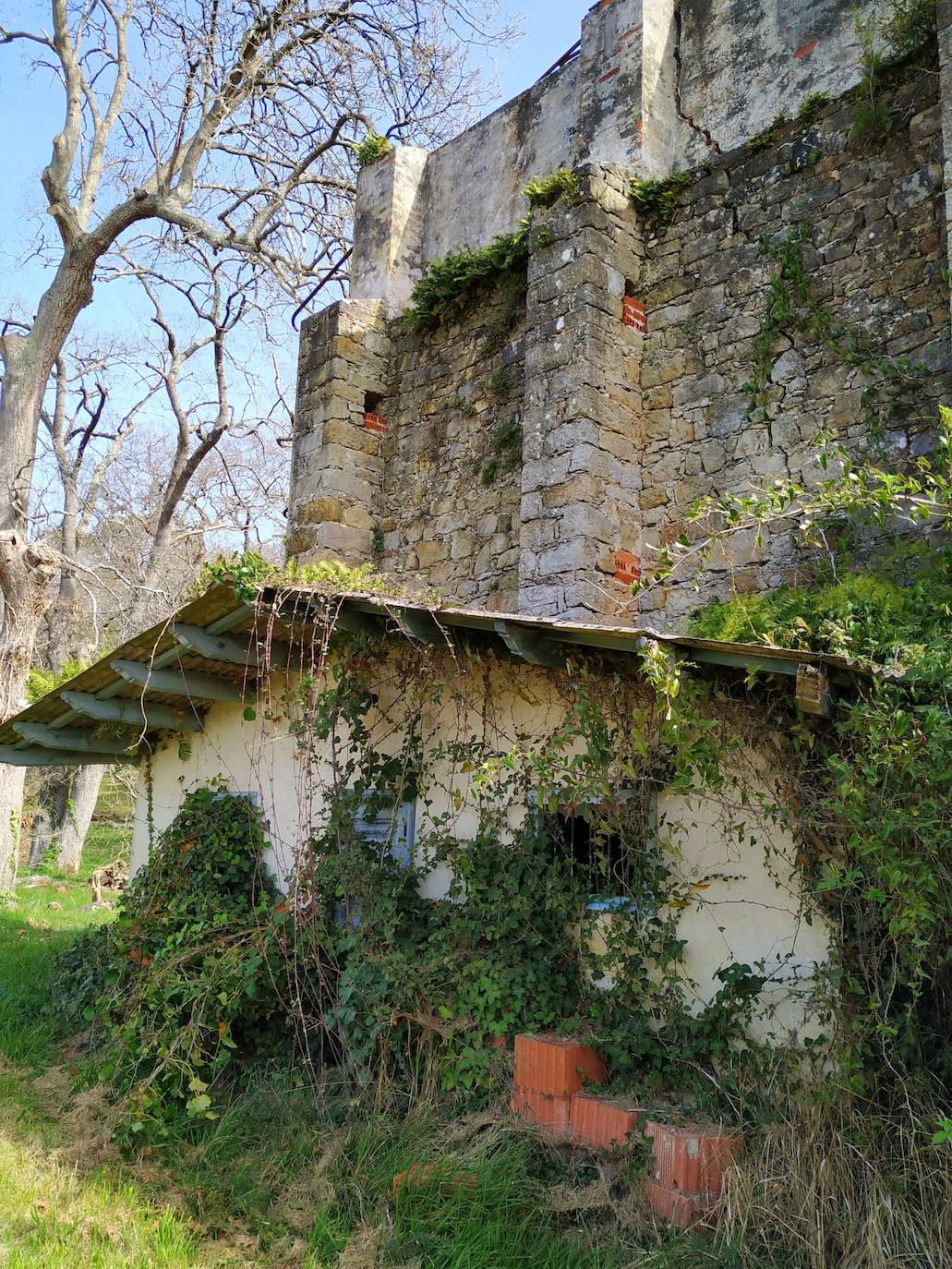 Casita hecha para vestuario detrás del frontón