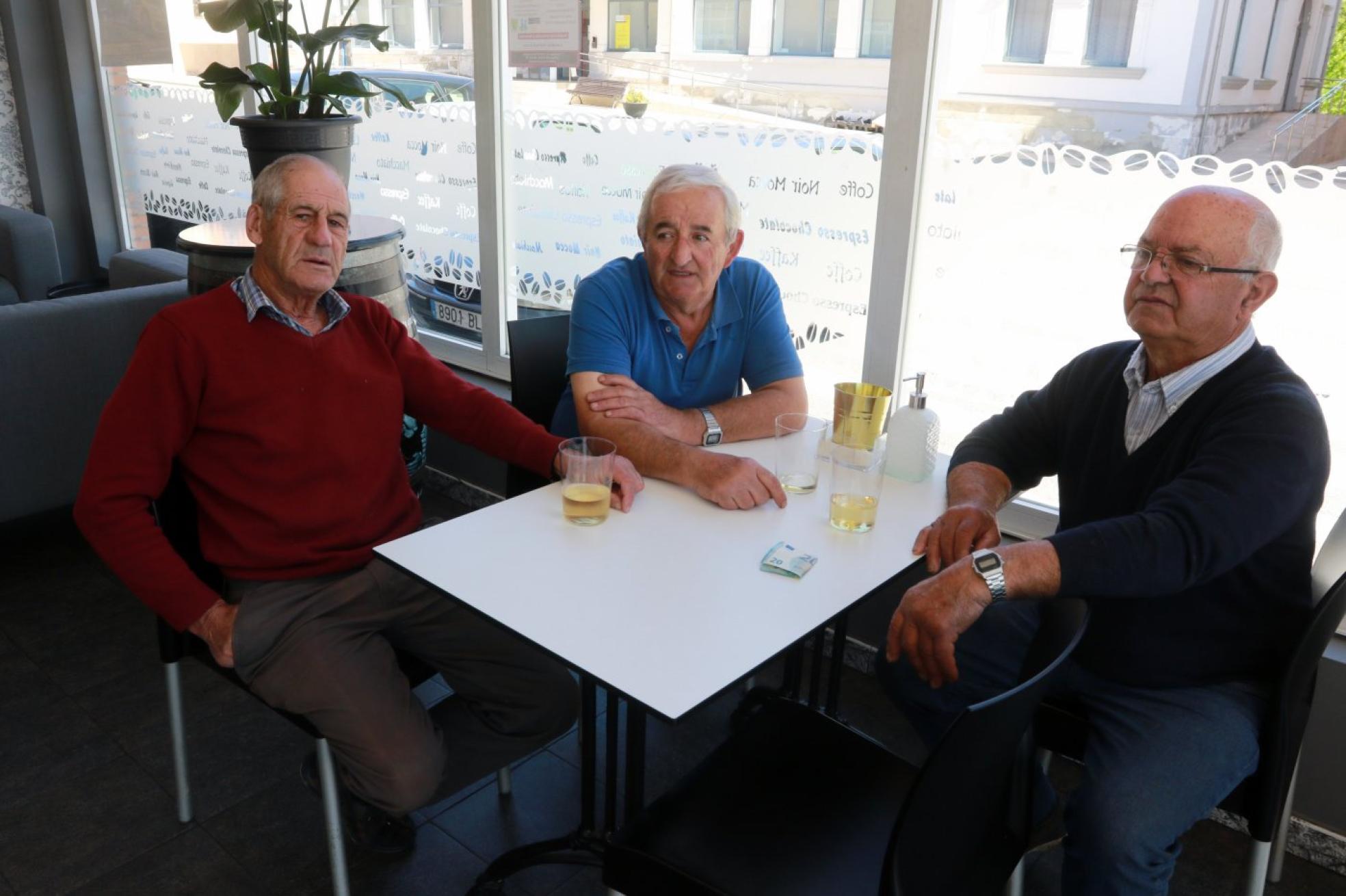 Conrado Feito, Luis García y Bernardino Fernández, ayer, compartiendo mesa en la cafetería que está en las inmediaciones de la fábrica que Danone tiene en Salas. 