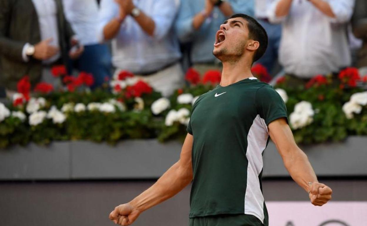 Carlos Alcaraz celebra su victoria ante Alexander Zverev. 