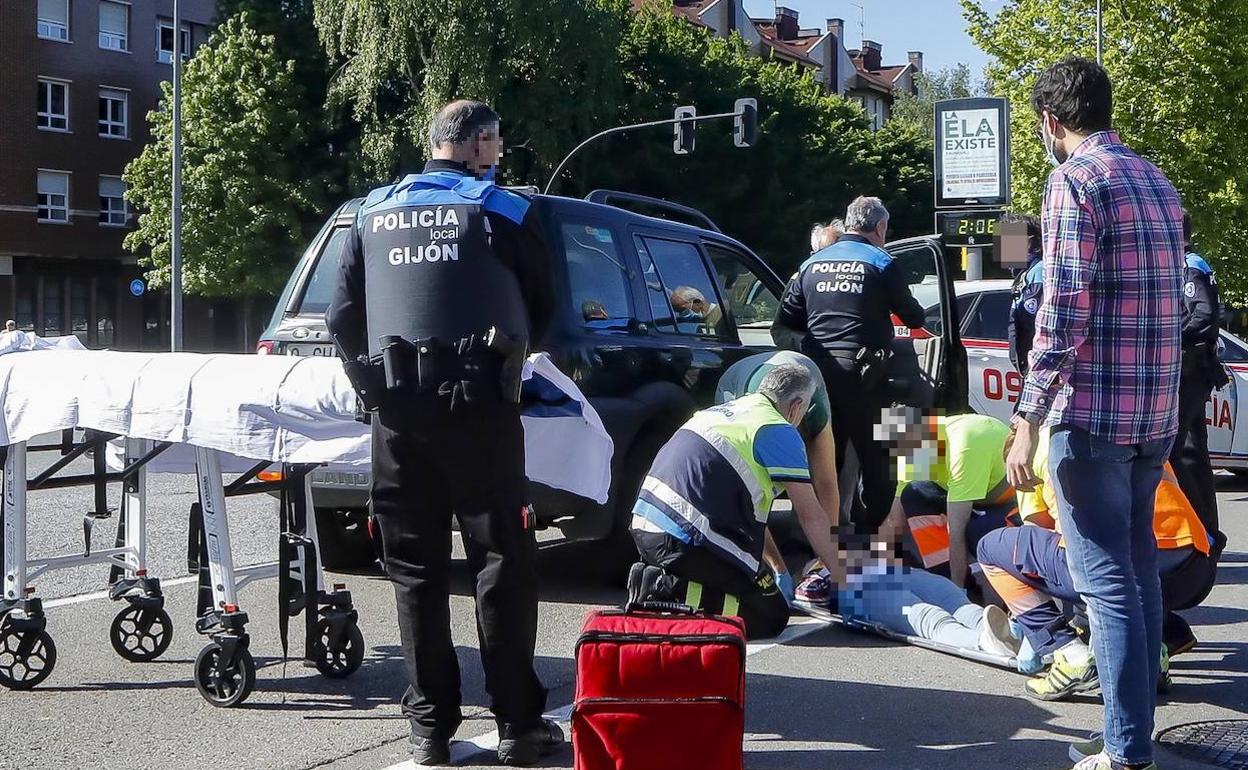 Atropellada una joven mientras cruzaba un paso de cebra en la avenida de El Llano de Gijón