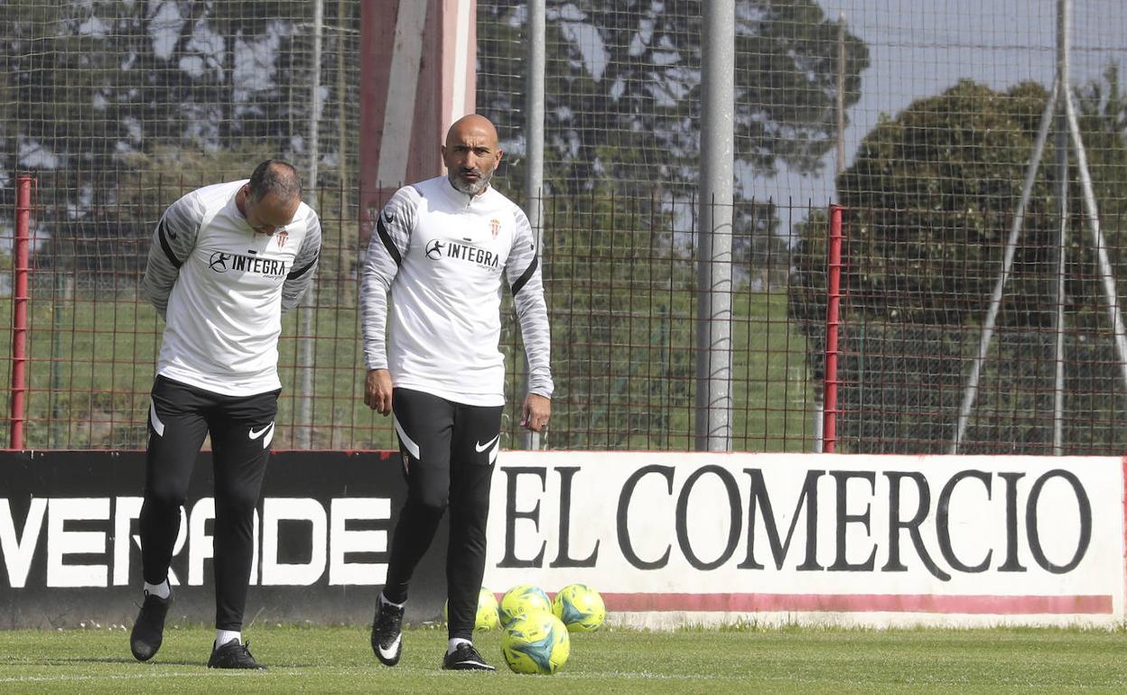 Abelardo, junto a su segundo, Tomás Hervás, sobre el césped del campo número 2 de Mareo. 