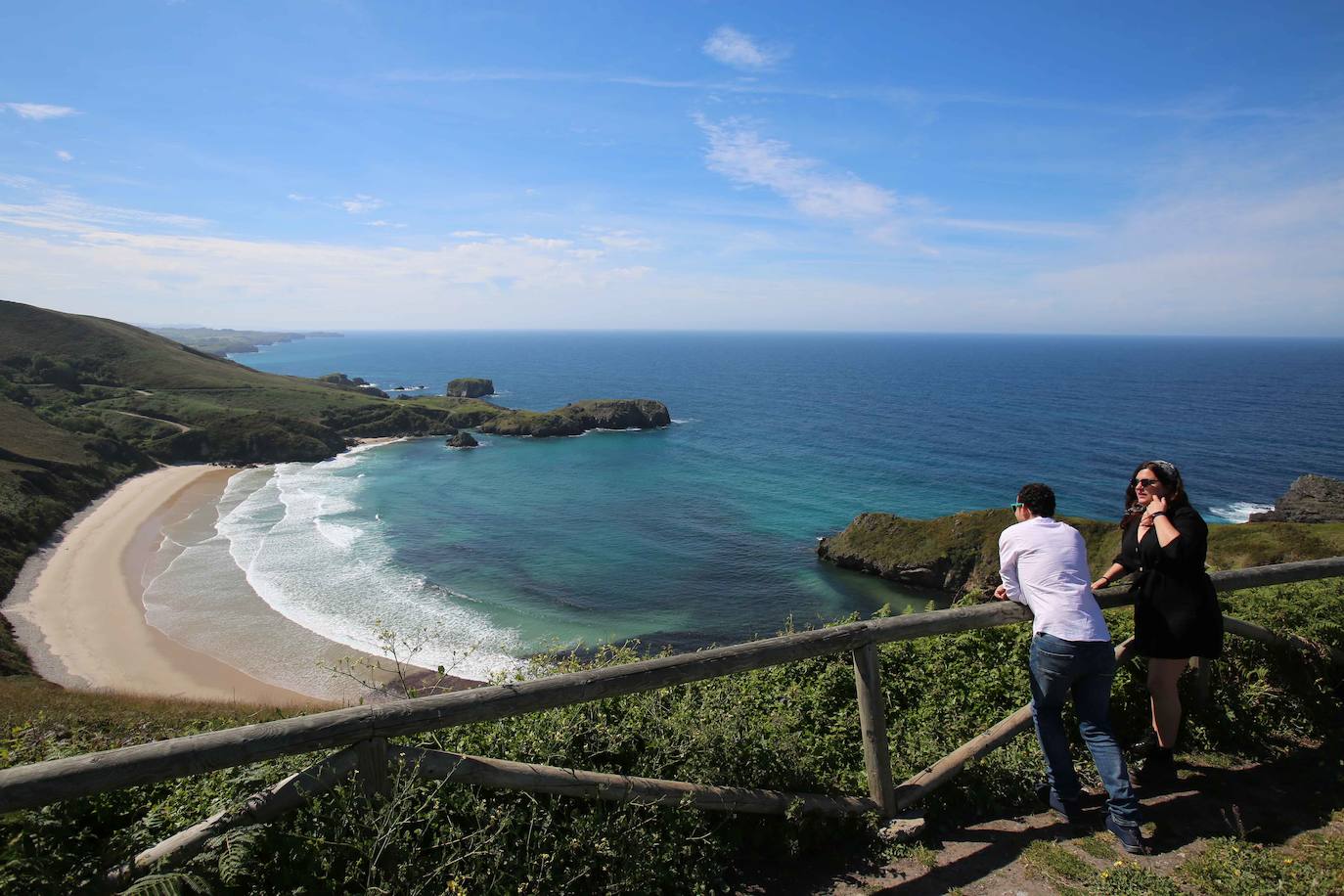 El verano está a la vuelta de la esquina y ahora es el momento perfecto para comenzar a pensar en las vacaciones. El periódico 'The Guardian' ha publicado un listado de las mejores playas de España, entre las que se encuentra una asturiana | En la imagen, Torimbia (Niembro). El diario británico destaca su "majestuoso arco de arena fina y dorada acunado en un paisaje de helechos y exuberantes pastos verdes. Es sin duda una de las más hermosas del mundo". 