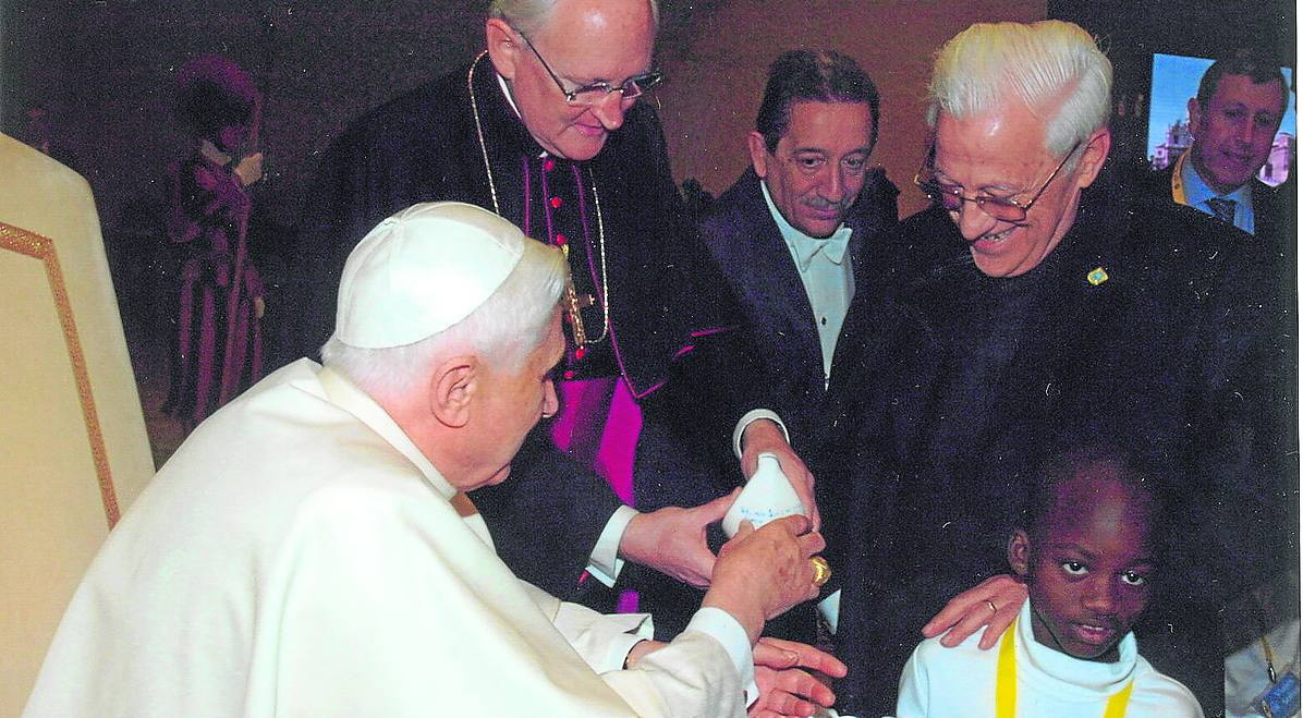 El papa Benedicto XVI recibe, en 2007, al Padre Ángel, con un grupo de niños. e. c.