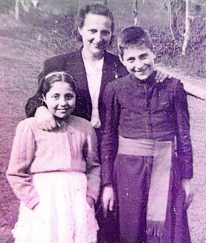 El padre Ángel, de niño, con su hermana en Asturias. 