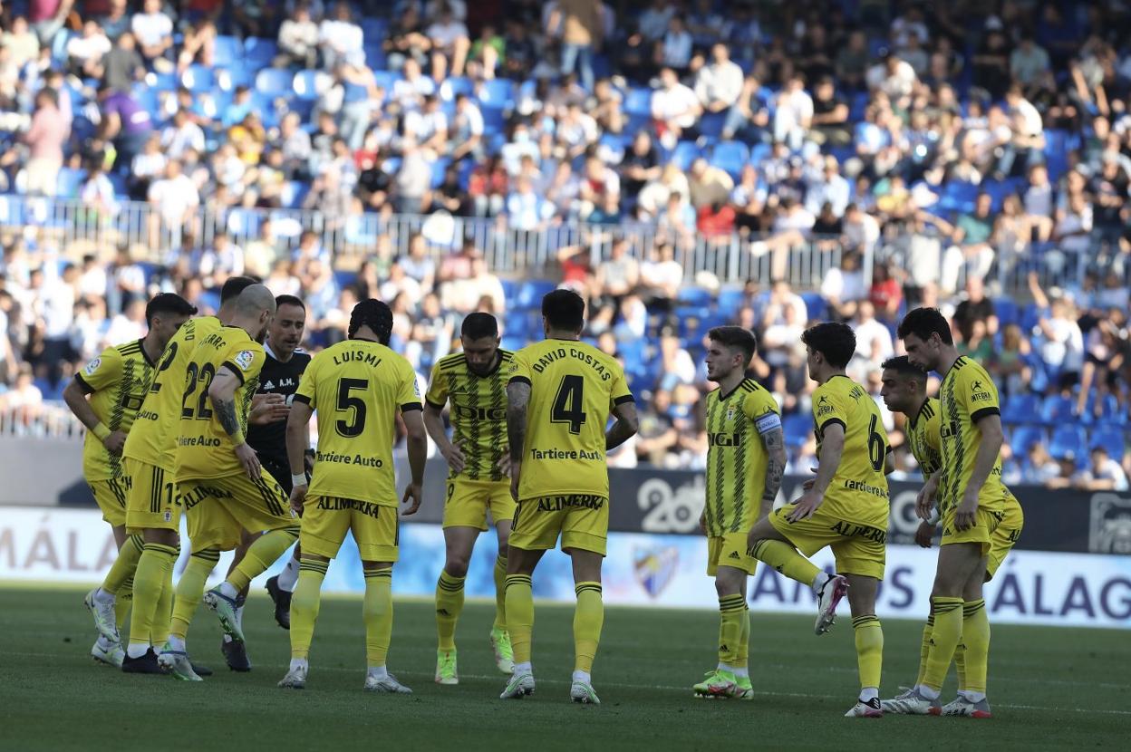 Los jugadores oviedistas, durante los minutos previos al inicio de su último partido en La Rosaleda, donde enlazaron su novena jornada consecutiva invictos. 