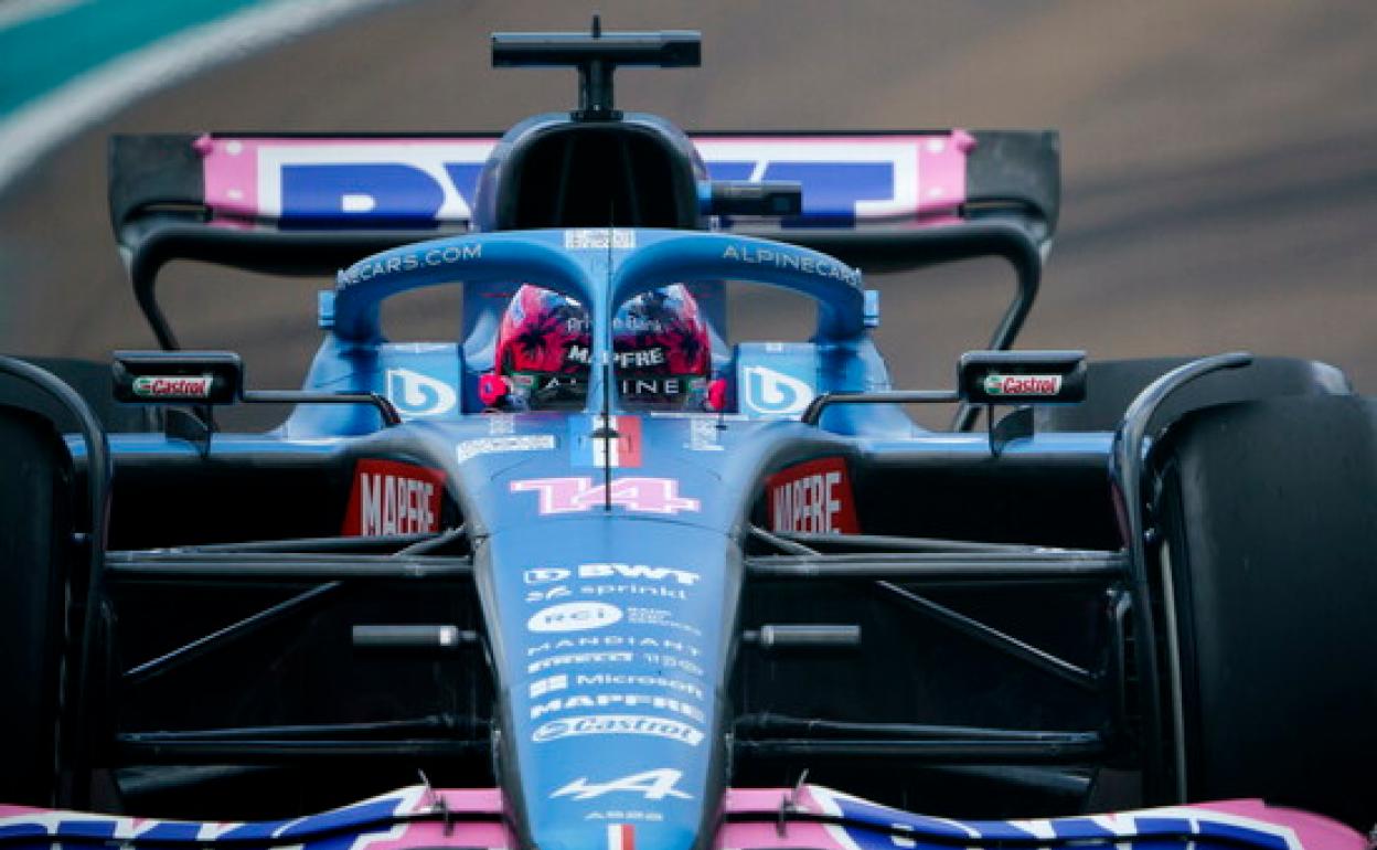 Fernando Alonso con su Alpine en Miami. 