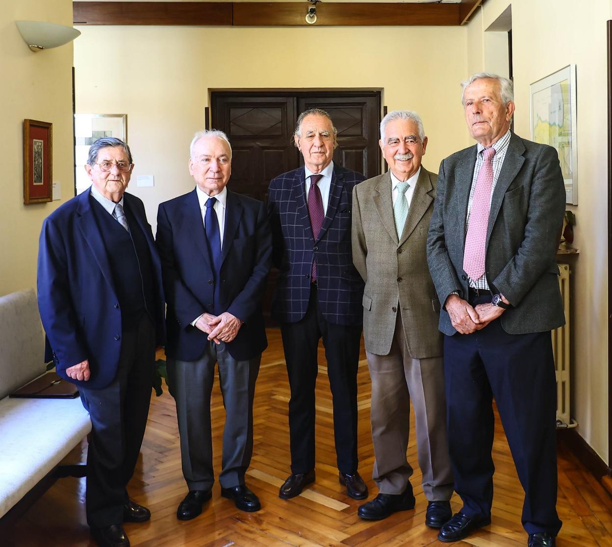 Jose Cardín, Francisco Rodríguez, Roberto Paraja, Jesús Arango y Santiago Menéndez de Luarca, ayer. 