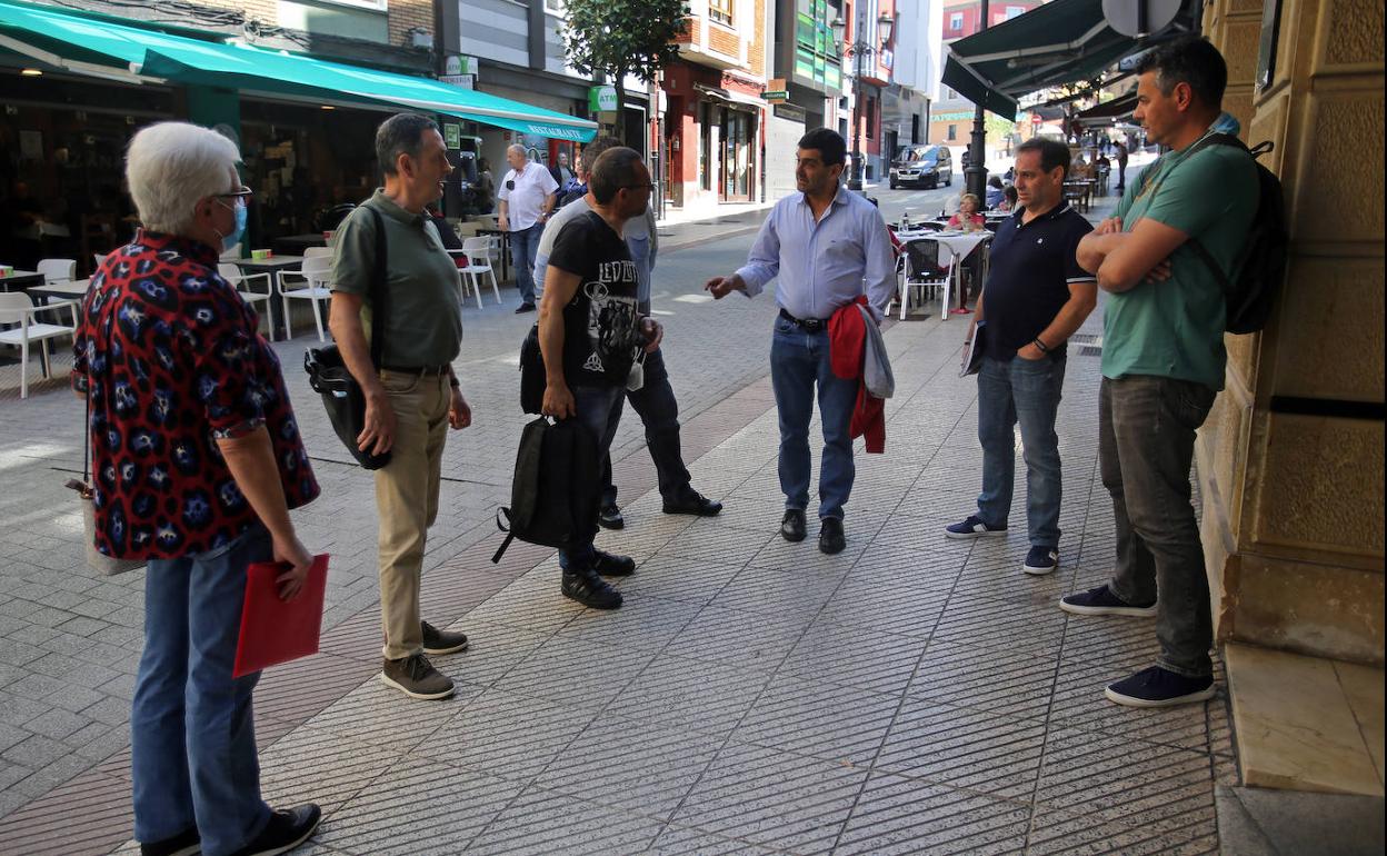Miembros del comité de empresa, en Oviedo, antes de entrar en la reunión con la empresa.