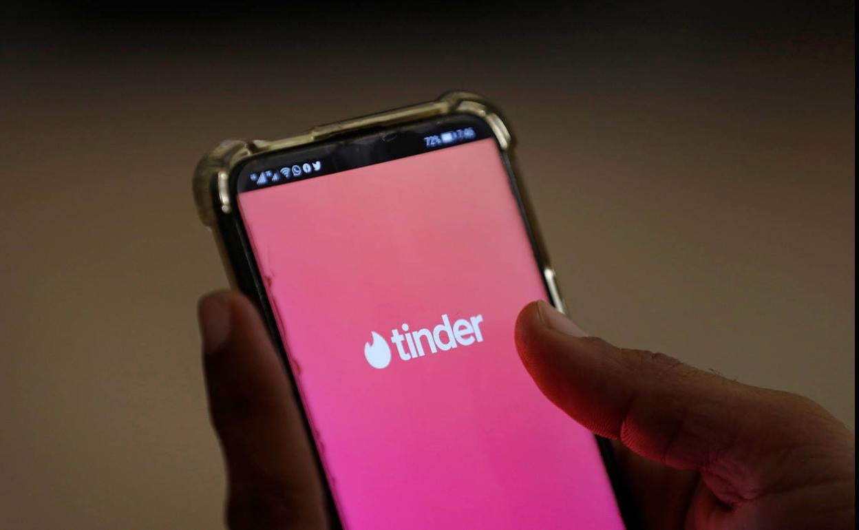 Google amenaza con sacar a Tinder de la tienda de 'apps' tras su denuncia