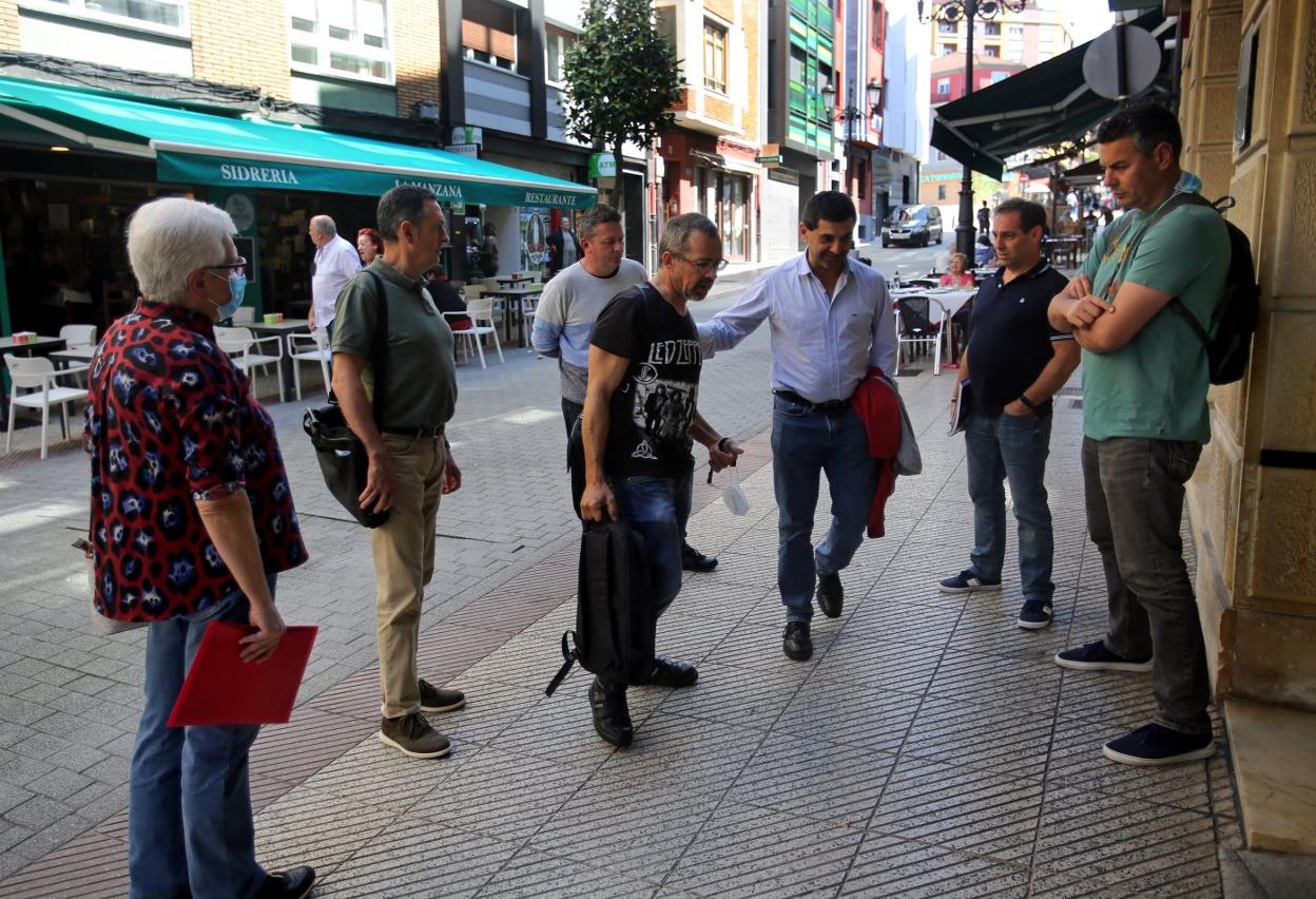 Los representantes de los trabajadores de la planta de Danone en Salas, momentos antes de reunirse con la empresa en Oviedo. 