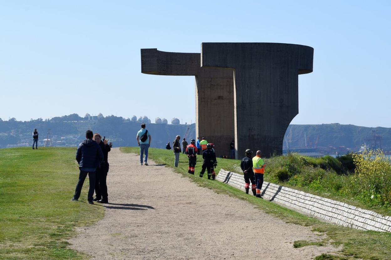 Policías, bomberos y sanitarios, en el operativo desplegado en el cerro de Santa Catalina. 