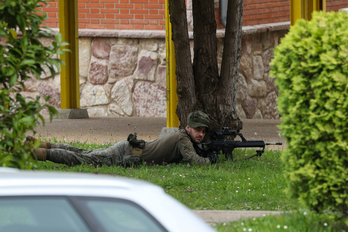 La ministra de Defensa ha mantenido un encuentro con personal destacado del Regimiento 'Príncipe número 3' y ha presenciado un simulacro sobre primeros auxilios en zona de combate. También se incluyó la interpretación del Himno Nacional a cargo de la Banda de Guerra y una exhibición del vuelo de 'Xana', un águila harris que se ha convertido en la mascota del acuartelamiento. 