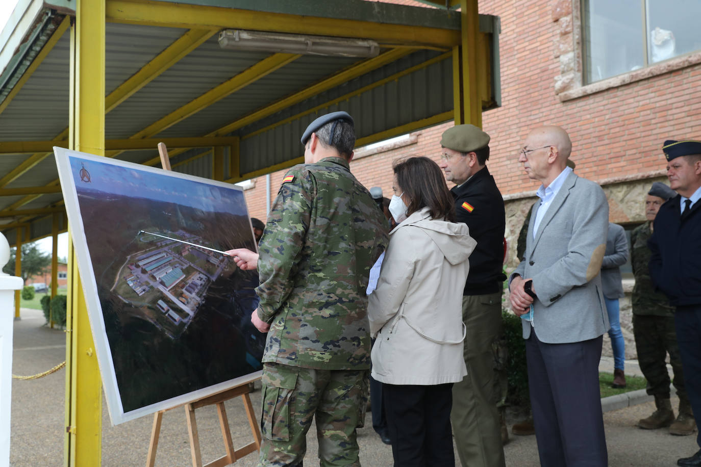 La ministra de Defensa ha mantenido un encuentro con personal destacado del Regimiento 'Príncipe número 3' y ha presenciado un simulacro sobre primeros auxilios en zona de combate. También se incluyó la interpretación del Himno Nacional a cargo de la Banda de Guerra y una exhibición del vuelo de 'Xana', un águila harris que se ha convertido en la mascota del acuartelamiento. 