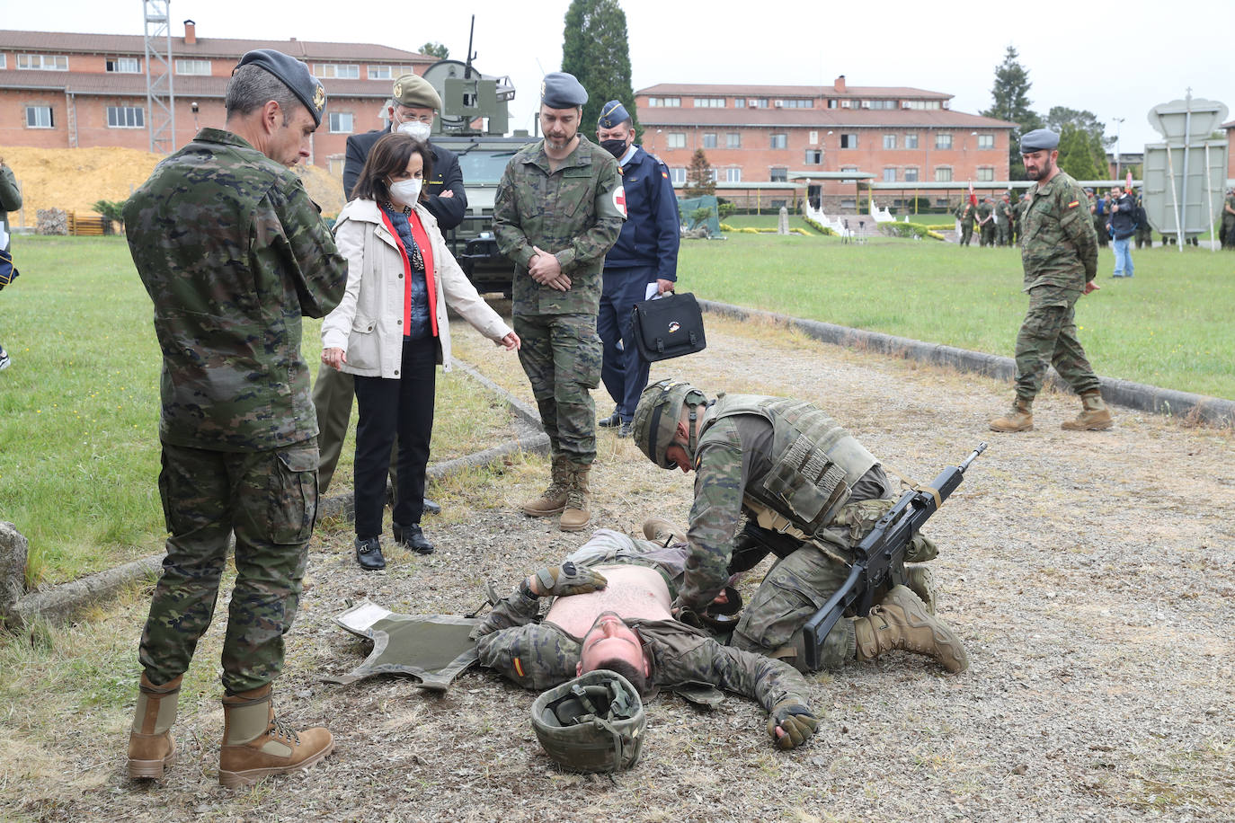 La ministra de Defensa ha mantenido un encuentro con personal destacado del Regimiento 'Príncipe número 3' y ha presenciado un simulacro sobre primeros auxilios en zona de combate. También se incluyó la interpretación del Himno Nacional a cargo de la Banda de Guerra y una exhibición del vuelo de 'Xana', un águila harris que se ha convertido en la mascota del acuartelamiento. 