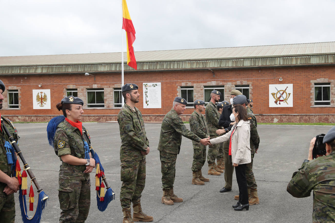 La ministra de Defensa ha mantenido un encuentro con personal destacado del Regimiento 'Príncipe número 3' y ha presenciado un simulacro sobre primeros auxilios en zona de combate. También se incluyó la interpretación del Himno Nacional a cargo de la Banda de Guerra y una exhibición del vuelo de 'Xana', un águila harris que se ha convertido en la mascota del acuartelamiento. 